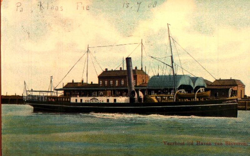 vertrek ss Groningen uit Stavoren met station op achtergrond